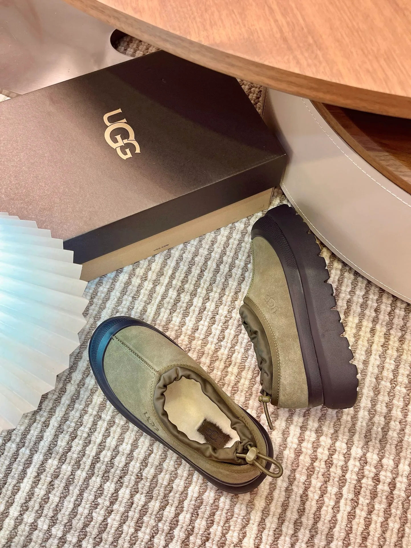 [UGG] P:500💰 Couple shoes Size: 35-44 [Wang Yibo's same style] UGG2025 new winter style Tasman fashion shoes for men and women 1144096 Ugg new fur shoes for autumn and winter, snow boots, same style for men and women ~ Handsome slip-on, lazy shoes, super easy to put on and take off ~ Suede cowhide fabric ~The soles are molded from original soles, not cheap rubber foam, but made of modern material. The characteristics of this material are that it is light, wear-resistant and non-slip. The outsole has a clear logo imprint, which is comparable to that of a store~